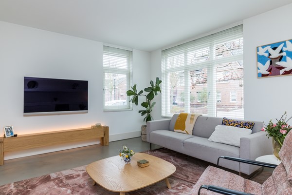 Foto - Te koop: In een rustige en kindvriendelijke woonomgeving staat deze moderne geschakelde twee-onder-een-kapwoning (bouwjaar 2011) met aangebouwde stenen garage, stijlvolle overkapping, vier slaapkamers, twee...